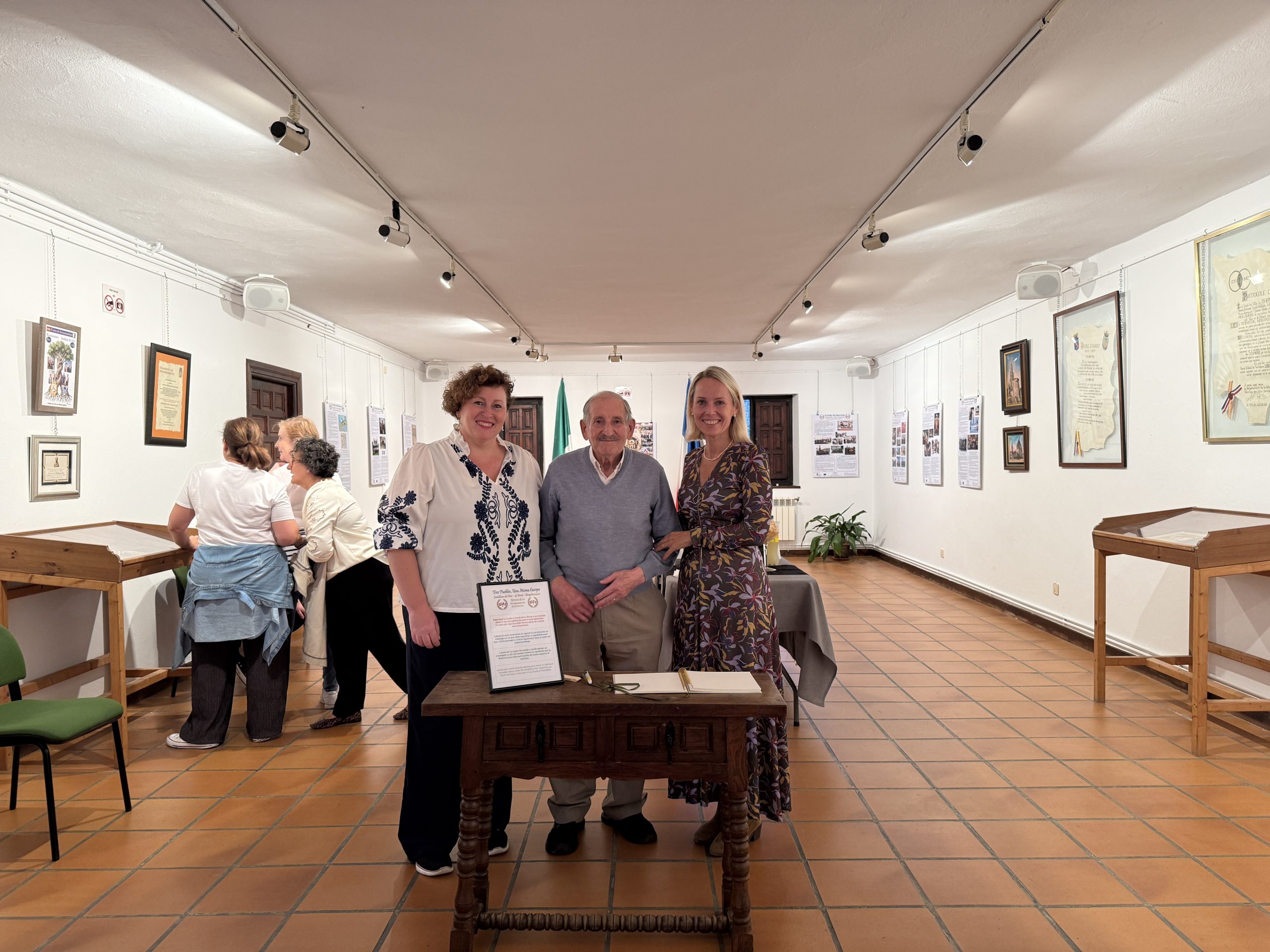 Noticias de Cantabria | El Cántabro | Santillana del Mar celebra su historia de amistad europea con la exposición «Tres pueblos, una misma Europa» Noticias de Cantabria | El Cántabro | Santillana del Mar celebra su historia de amistad europea con la exposición «Tres pueblos, una misma Europa»